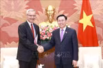越南国会主席王廷惠会见法国驻越南大使尼古拉斯·沃纳里