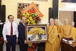 越南国家主席阮春福在胡志明市祝贺佛诞节