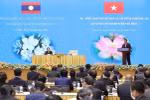越南政府总理和老挝政府总理会见两国企业领导代表