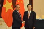 越共中央政治局委员、政府常务副总理张和平（左）会见中共中央政治局常委、国务院副总理张高丽。（图片来源：越通社）