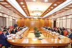 第十三届越共中央政治局召开第一次会议