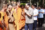 越南国会主席王廷惠在高棉族报孝节之际走访朔庄省爱国僧侣团结协会