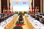 越南政府总理范明政与老挝总理宋赛·西潘敦共同主持政府间联合委员会第45次会议