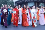 胡志明市：3000人参加奥黛步行活动