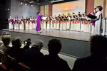 家乡合唱团成立15周年特别文艺演出在法国首部巴黎的越南文化中心举行。图自越通社