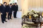 越南国家主席陈大光率领越南国家、国会和政府高级代表团前往泰国驻越使馆，吊唁泰国国王普密蓬逝世。（图片来源：越通社）