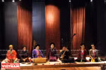 东京古乐队表演歌筹、从剧、嘲剧、朝文曲节目。