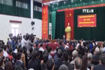 越共中央总书记阮富仲与河内市东英县和龙边区选民接触