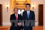 阮春福总理会见香港特别行政区行政长官梁振英。（图片来源：越通社）