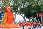 国庆假期，首都居民在还剑湖湖畔游玩。图自越通社