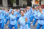 河内市：老年人养生操表演。图自越通社