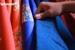 ​ 通过古装服饰和天然染色布料找回传统
