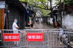组图：越南职能机构对第39例新冠肺炎确诊病例的居住小区进行封锁隔离