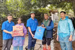 谅山省团省委副书记和工作组看望慰问在芝陵县的灾民并赠送慰问品。图自越通社