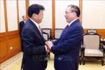老挝人民革命党中央总书记、国家主席通伦会见原越共中央总书记农德孟。图自越通社