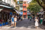 还剑湖街被誉为首都河内最短的街道。虽然只有短短一段路程，但因其直接通向还剑湖的独特位置，而依然扮演着重要的角色。图自 越通社《越南画报》