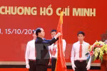 陈大光主席已代表党和国家将胡志明勋章佩戴在河内理工大学校旗上。