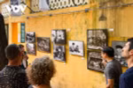 国际游客在河内古街餐馆图片展。图自越南之声