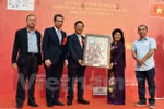 越南画家文阳城向 中国公共外交协会赠​绘画作品。（图片来源：越通社）