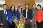 中央宣教部部长武文赏走访慰问人民艺术家周翠琼和她家属（图片来源：越通社）