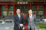 国家主席陈大光（左）会见中共中央政治局常委、中央书记处书记刘云山。（图片来源：越通社）