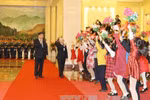 中国儿童们欢迎阮富仲访华。（图片来源：越通社）