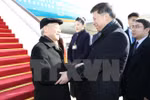 中共中央对外联络部部长宋涛等来到机场迎接阮富仲一行。(图片来源：越通社）