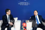 阮春福总理（右）与英国汇丰银行（HSBC）区域总监多林·施泰德尔（左）。