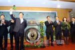 越南财政部部长丁进勇敲响开市铜锣（图片来源：越通社）