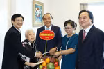 越南政府总理阮春福教师节走访慰问越南教师代表