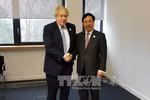越南政府副总理兼外交部长范平明会见英国外交大臣鲍里斯•约翰逊。