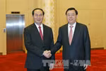 国家主席陈大光（左）会见中国全国人大常委会委员长张德江。（图片来源：越通社）