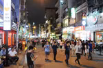 胡志明市的一条街道。（图片来源：越通社）