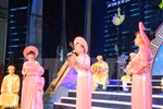 “南部才子弹唱——南方地区的宝物”比赛的一个演出节目（图片来源：越通社）