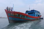 QNg 96677 TS船只将遇难者遗体送上岸