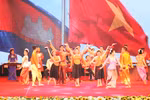 越南与柬埔寨建立外交关系50周年纪念大会上的文艺演出。（图片来源：越通社）