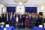 国家主席阮春福会见越南驻俄罗斯大使馆干部和工作人员