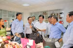 郑廷勇副总理参观太平鞋类公司研发中心（图片来源：http://baochinhphu.vn/）