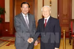 阮富仲总书记（右）会见柬埔寨首相洪森（左）。(图片来源：越通社）