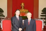 越共中央总书记阮富仲（右）会见中共中央政治局委员、中央书记处书记、中央宣传部部长刘奇葆（图片来源：越通社）