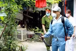 防疫人员在河内市各民区喷洒灭蚊药（图片来源：越通社）