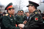 越中两国国防部长亲切握手（图片来源：.langson.gov.vn）