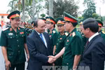 阮春福总理走访慰问越南人民军第三军区干部战士（图片来源：越通社）