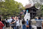 游客们参观河内市一柱寺。