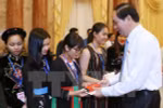 越南国家主席陈大光向少数民族优秀学生代表赠送礼物（图片来源：越通社）