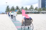 岘港海滩残疾人通道（图片来源：越通社）