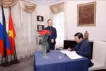 越南政府副总理陈红河到俄罗斯驻越大使馆吊唁恐怖袭击事件遇难者