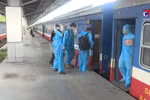 特殊列车承载胡志明市疫区的人员安全返乡