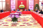 越共中央总书记阮富仲向历届党和国家领导人致以新春的祝福