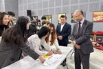 在法越南青年学生举办爱心义卖活动支援黄沙和长沙军民